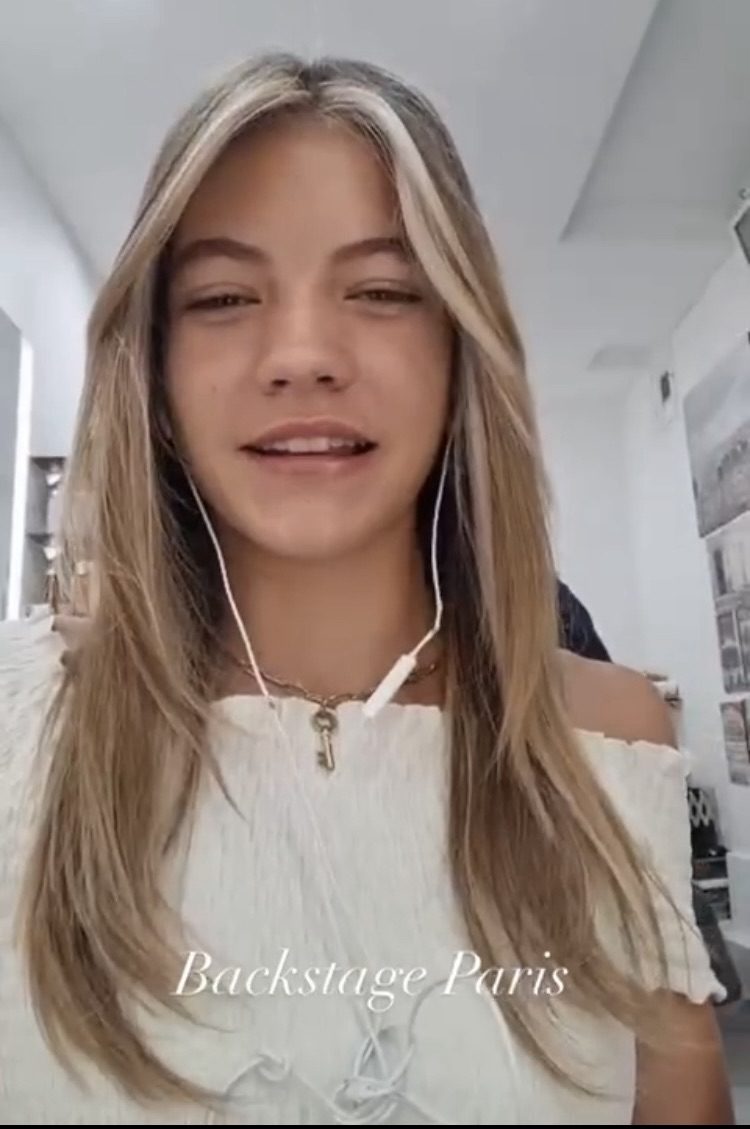 Extensions blond clair posées à la main